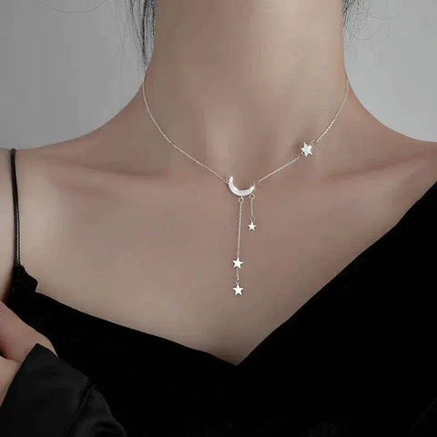 Elegantní stříbrný náhrdelník s měsícem a hvězdami