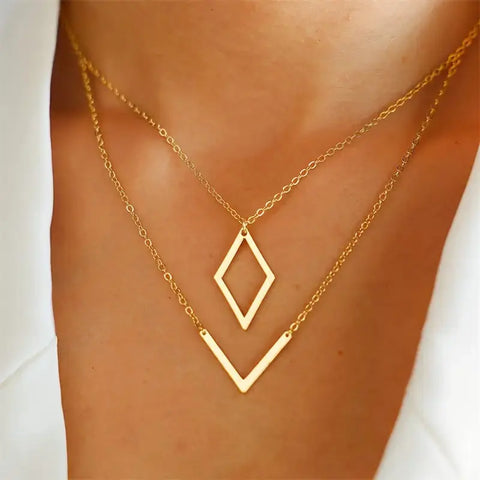 Náhrdelník s Geometrickým Přívěskem ve Tvaru V