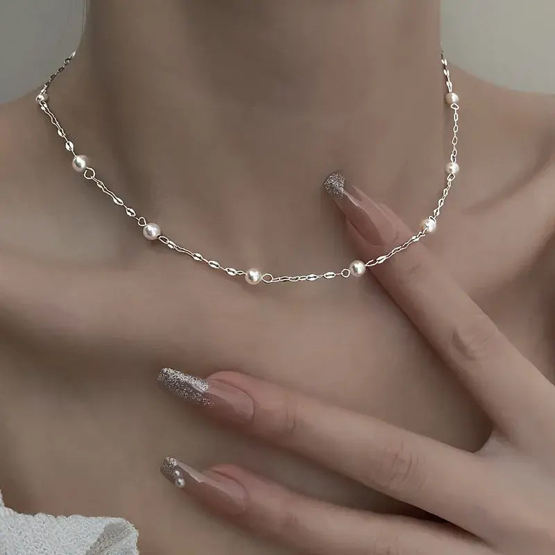 Elegantní náhrdelník s lesklými perlami