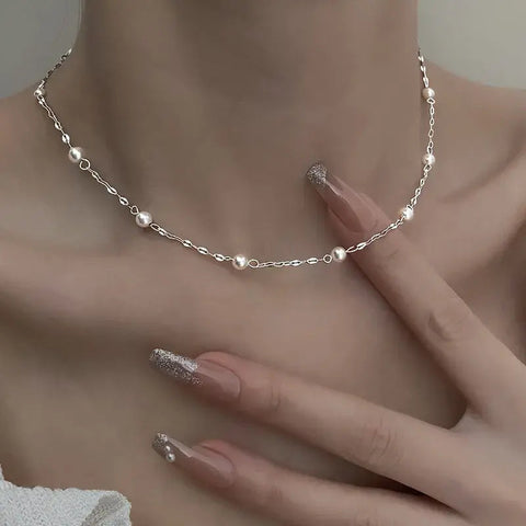 Elegantní náhrdelník s lesklými perlami