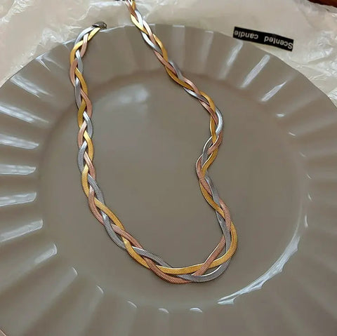 Elegantní náhrdelník ze zlata a stříbra
